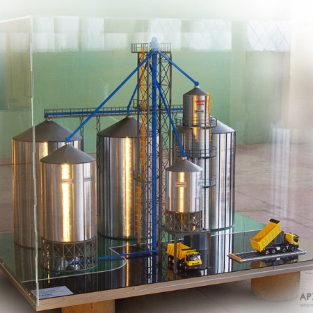 1:30 scale model of elevator