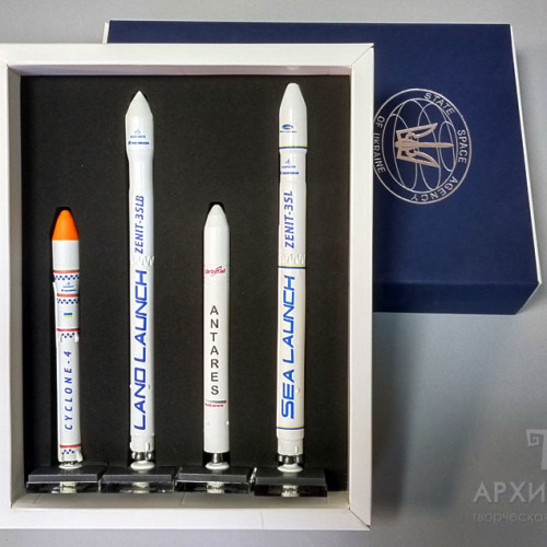 Custom souvenir model of rockets