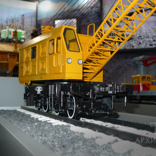 Museum model of railway crane KZhDE-25