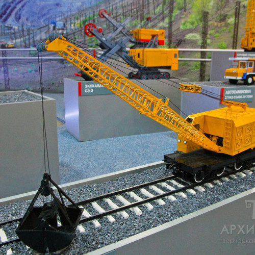 Model of railway crane KZhDE-25 in exposition of the museum
